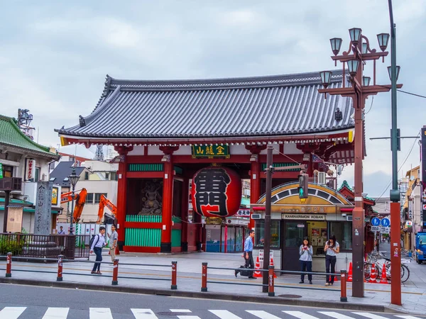 Most famous temple in Tokyo - The Senso-Ji Temple in Asakusa - TOKYO, JAPAN - JUNE 12, 2018 — Stock Photo, Image