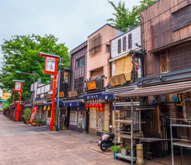 Eski geleneksel ahşap Japon tarihi bölgesinde Tokyo Asakusa - Tokyo, Japonya - 12 Haziran 2018 evler.