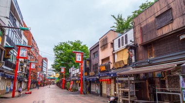 Eski geleneksel ahşap Japon tarihi bölgesinde Tokyo Asakusa - Tokyo, Japonya - 12 Haziran 2018 evler.