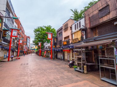 Eski geleneksel ahşap Japon tarihi bölgesinde Tokyo Asakusa - Tokyo, Japonya - 12 Haziran 2018 evler.
