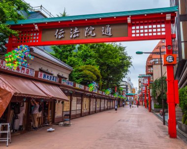 Eski geleneksel ahşap Japon tarihi bölgesinde Tokyo Asakusa - Tokyo, Japonya - 12 Haziran 2018 evler.
