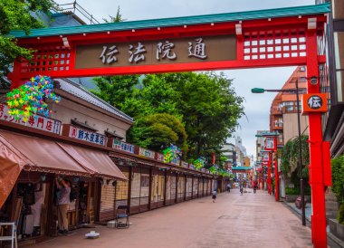Eski geleneksel ahşap Japon tarihi bölgesinde Tokyo Asakusa - Tokyo, Japonya - 12 Haziran 2018 evler.
