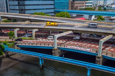 Tokyo şehri - Tokyo, Japonya - 12 Haziran 2018 Multi seviye sokaklarda