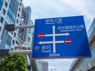 Yön - Tokyo, Japonya - Tokyo sokaklarında 12 Haziran 2018 imzalar.