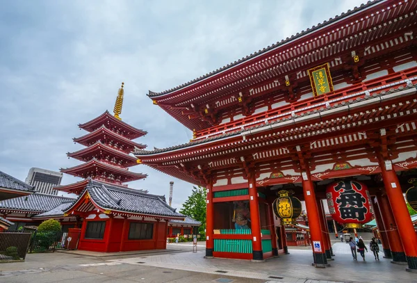 Templo Senso-Ji em Tóquio - famoso Sensoji em Asakusa - TOKYO, JAPÃO - JUNHO 12, 2018 — Fotografia de Stock