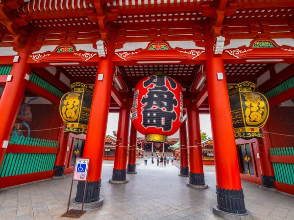 Templo más famoso de Tokio - El Templo Senso-Ji en Asakusa - TOKYO, JAPÓN - 12 DE JUNIO DE 2018 — Foto de Stock