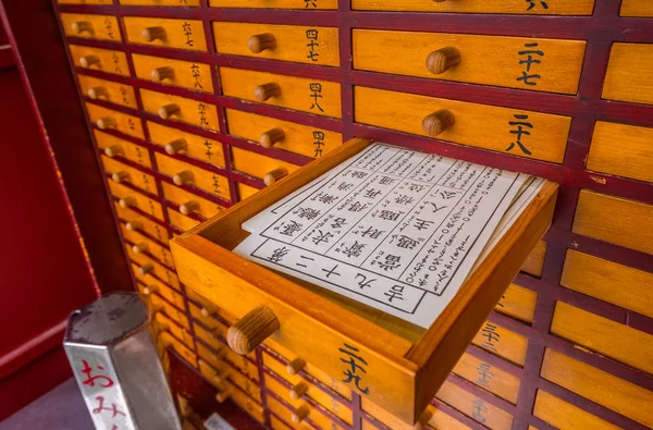 Omikuji - papeles de fortuna al azar en un templo budista o santuario sintoísta - TOKYO, JAPÓN - 12 DE JUNIO DE 2018 —  Fotos de Stock