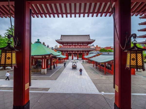 Most famous temple in Tokyo - The Senso-Ji Temple in Asakusa - TOKYO, JAPAN - JUNE 12, 2018 — Stock Photo, Image