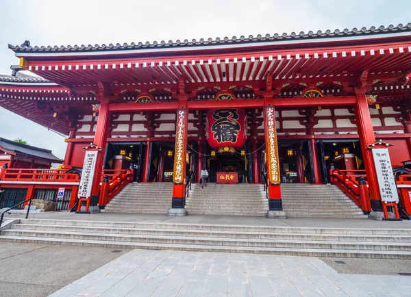 Templo Senso-Ji en Tokio - famoso Sensoji en Asakusa - TOKYO, JAPÓN - 12 DE JUNIO DE 2018 — Foto de Stock