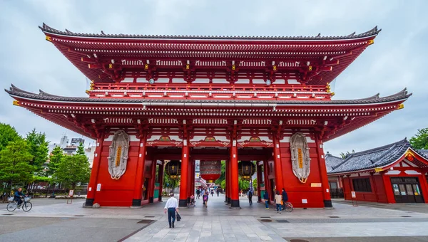 Ворота Ходзо-мон в храме Сэнсо-дзи в Токио, Асакуса - ТОКИО, Япония - 12 июня 2018 г. — стоковое фото