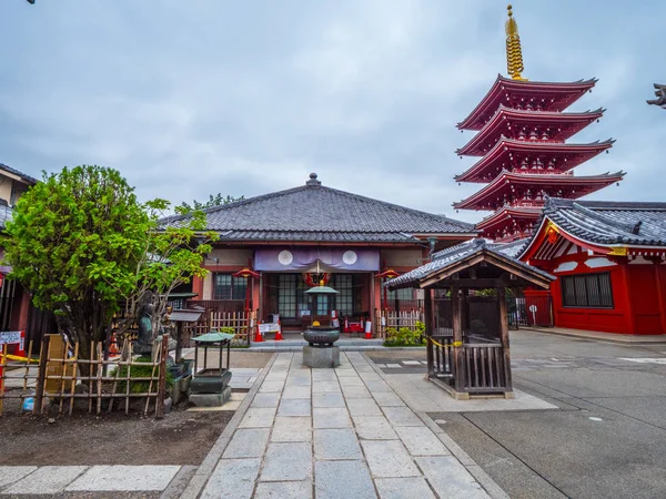 Templo más famoso de Tokio - El Templo Senso-Ji en Asakusa - TOKYO, JAPÓN - 12 DE JUNIO DE 2018 — Foto de Stock