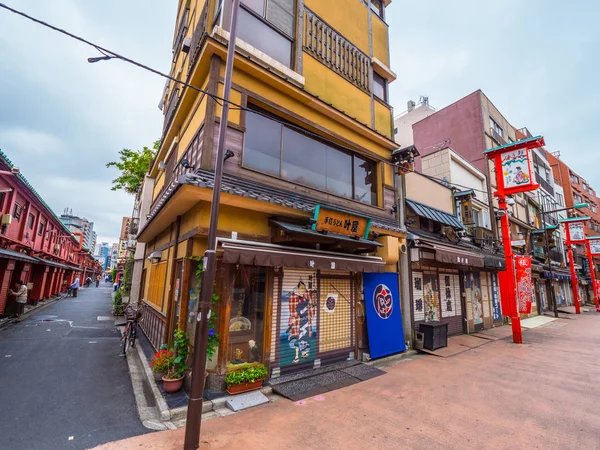 Historic district with old traditional wooden Japanese houses in Tokyo Asakusa - TOKYO, JAPAN - JUNE 12, 2018 — Stock Photo, Image