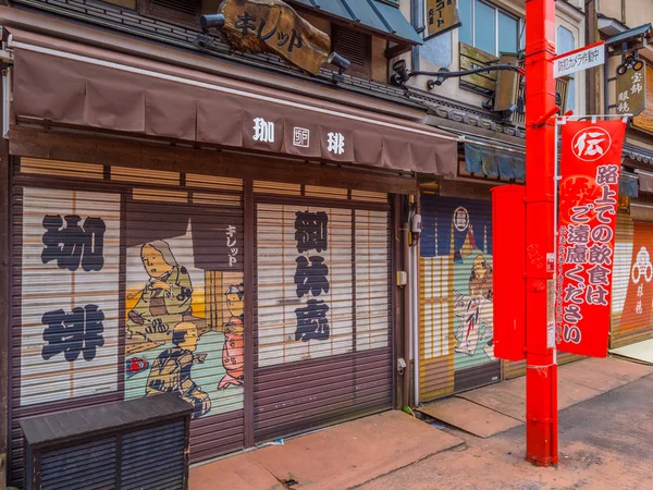 Historic district with old traditional wooden Japanese houses in Tokyo Asakusa - TOKYO, JAPAN - JUNE 12, 2018 — Stock Photo, Image