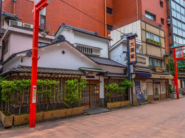 Historic district with old traditional wooden Japanese houses in Tokyo Asakusa - TOKYO, JAPAN - JUNE 12, 2018 — Stock Photo, Image