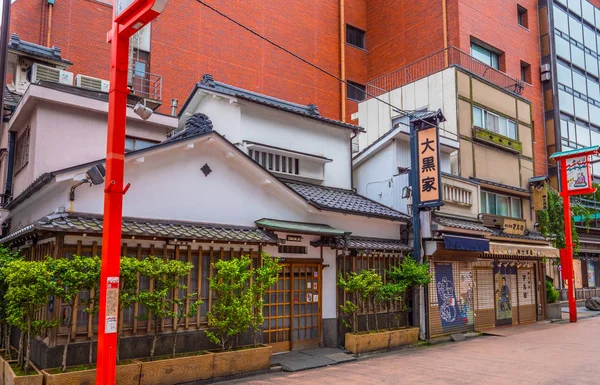Historic district with old traditional wooden Japanese houses in Tokyo Asakusa - TOKYO, JAPAN - JUNE 12, 2018 — Stock Photo, Image