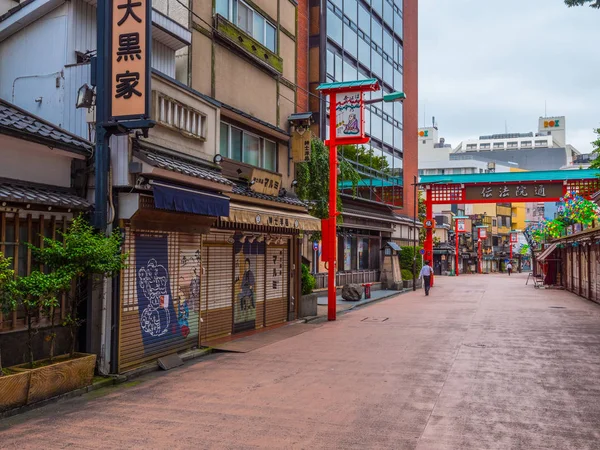 Historic district with old traditional wooden Japanese houses in Tokyo Asakusa - TOKYO, JAPAN - JUNE 12, 2018 — Stock Photo, Image