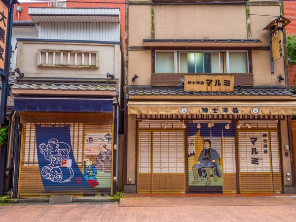 Barrio histórico con antiguas casas tradicionales japonesas de madera en Tokio Asakusa - TOKYO, JAPÓN - 12 DE JUNIO DE 2018 — Foto de Stock