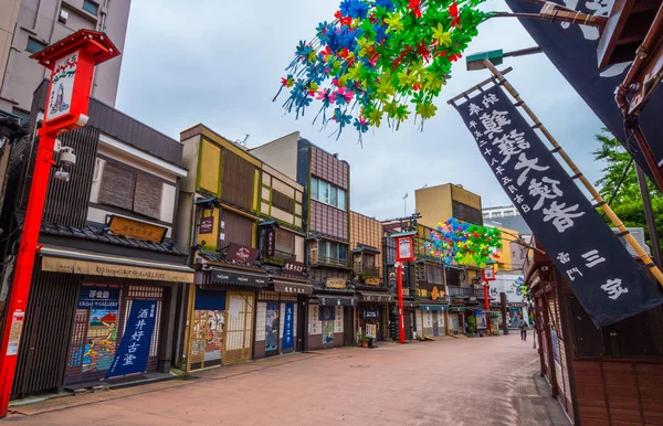 Historic district with old traditional wooden Japanese houses in Tokyo Asakusa - TOKYO, JAPAN - JUNE 12, 2018 — Stock Photo, Image