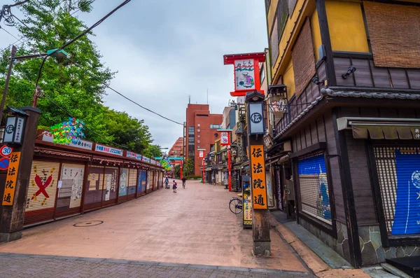 Zabytkowej dzielnicy z stary tradycyjny japoński drewniane domy w Tokio Asakusa - Tokio, Japonia - 12 czerwca 2018 r. — Zdjęcie stockowe
