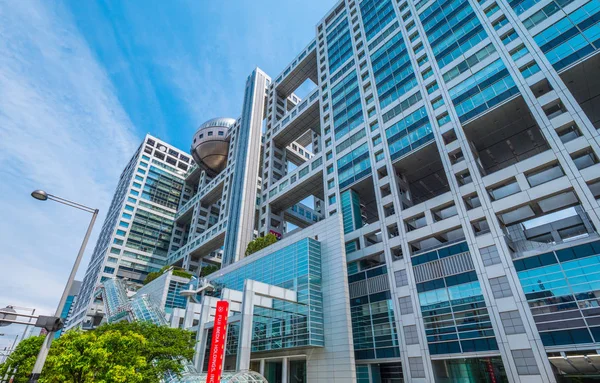 Moderni Fuji Television Broadcast rakennus Tokiossa - TOKYO, Japani - kesäkuu 12, 2018 — kuvapankkivalokuva