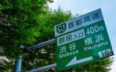 12 Haziran 2018 Shibuya ve Yokohama Tokyo - Tokyo, Japonya - yön işaretleri
