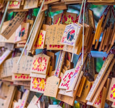 Japonya - Tokyo, Japonya - bir Budist tapınağında ahşap plakalar üzerinde 12 Haziran 2018 yazılı dilek