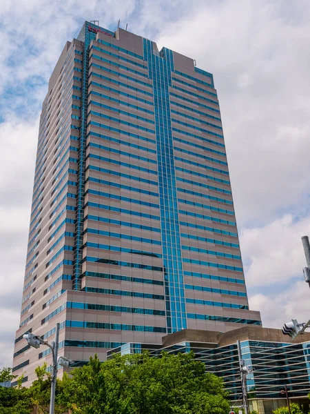 Edificios de oficinas modernos en Tokio - gran arquitectura - TOKYO, JAPÓN - 12 DE JUNIO DE 2018 —  Fotos de Stock