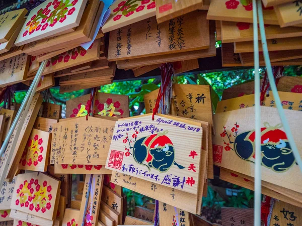 Schöner kleiner buddhistischer schrein in korakuen tokyo - tokyo, japan - 12. juni 2018 — Stockfoto