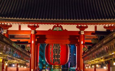 En ünlü Tapınağı Tokyo - gece Senso-Ji Tapınağı - Tokyo, Japonya - 12 Haziran 2018