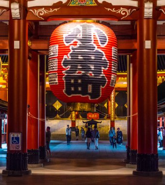 Tokyo - Tokyo, Japonya - 12 Haziran 2018 Senso-ji Tapınağı'nda büyük kağıt fener