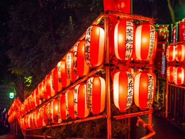 Japon kağıt fenerler bir Budist Tapınağı veya Shinto tapınak - Tokyo, Japonya - 12 Haziran 2018