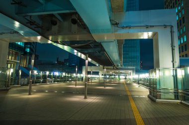 Modern Shimbashi İstasyonu Tokyo gece - etkileyici mimari - Tokyo, Japonya - 12 Haziran 2018