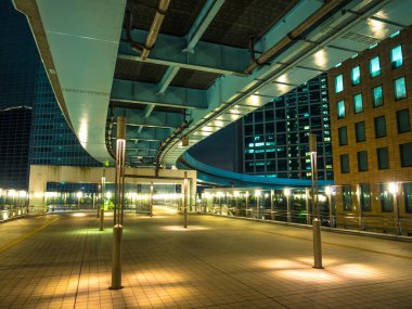 Modern Shimbashi İstasyonu Tokyo gece - etkileyici mimari - Tokyo, Japonya - 12 Haziran 2018