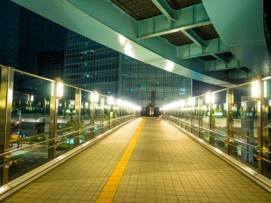 Modern Shimbashi İstasyonu Tokyo gece - etkileyici mimari - Tokyo, Japonya - 12 Haziran 2018