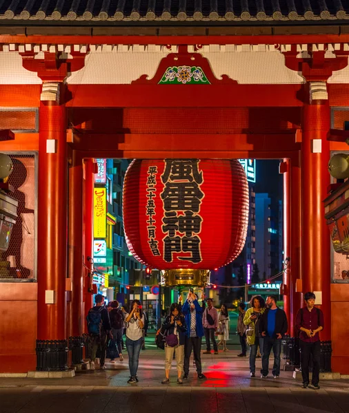 最も有名な寺 in 東京 - 夜の浅草寺寺 - 東京都 - 2018 年 6 月 12 日 — ストック写真