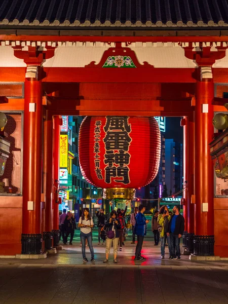 Templo mais famoso de Tóquio - Templo Senso-Ji à noite - TOKYO, JAPÃO - JUNHO 12, 2018 — Fotografia de Stock