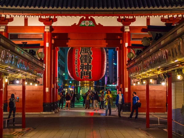 最も有名な寺 in 東京 - 夜の浅草寺寺 - 東京都 - 2018 年 6 月 12 日 — ストック写真