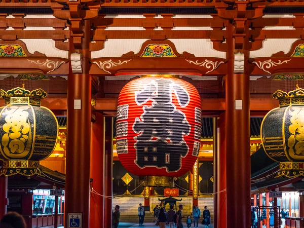 Templo más famoso de Tokio - Templo Senso-Ji por la noche - TOKIO, JAPÓN - 12 DE JUNIO DE 2018 — Foto de Stock