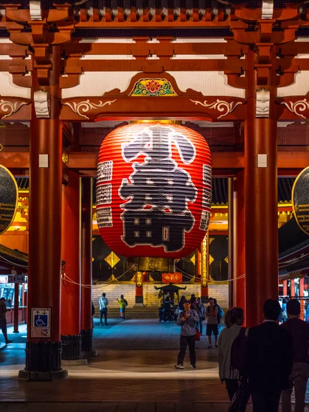 Beroemdste tempel in Tokyo - Senso-Ji tempel nachts - Tokio, Japan - 12 juni, 2018 — Stockfoto