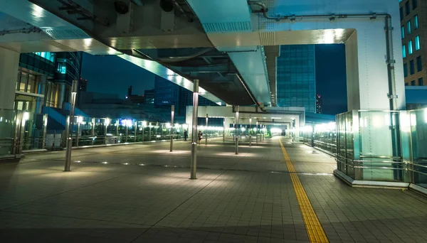 Moderne Shimbashi Station in Tokyo bij nacht - indrukwekkende architectuur - Tokio, Japan - 12 juni, 2018 — Stockfoto