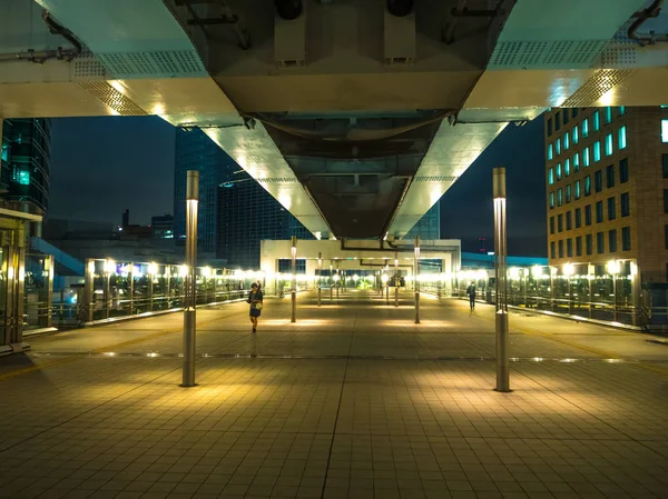 Modern Shimbashi İstasyonu Tokyo gece - etkileyici mimari - Tokyo, Japonya - 12 Haziran 2018