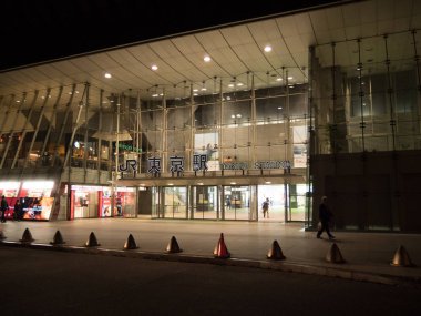 Tokyo İstasyonu - gece merkez demiryolu İstasyonu - Tokyo, Japonya - 17 Haziran 2018