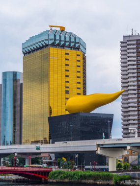 Modern ofis binası ve Tokyo Asakusa - Tokyo, Japonya - 17 Haziran 2018 heykel