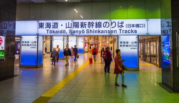 Reizigers in Tokyo station - het centraal station - Tokio, Japan - 17 juni, 2018 — Stockfoto