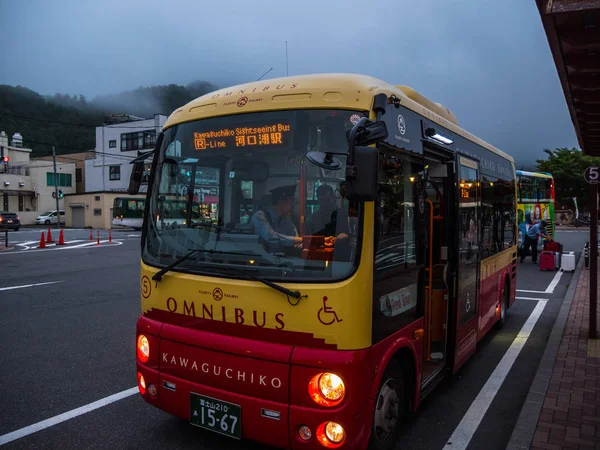 観光バス、河口湖駅 - 東京都港区に公共交通機関 2018 年 6 月 17 日 — ストック写真