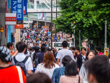 -Tokyo, Japonya - Shinjuku city - Tokyo bir meşgul bölge - seyahat fotoğrafçılığı ile 17 Haziran 2018 yürüyüş