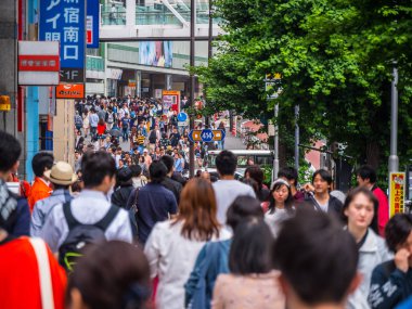 Yürüyüş Shinjuku city - Tokyo bir meşgul bölge - Tokyo, Japonya - 17 Haziran 2018
