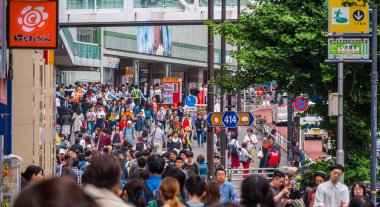 Yürüyüş Shinjuku city - Tokyo bir meşgul bölge - Tokyo, Japonya - 17 Haziran 2018
