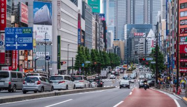 Shinjuku station Tokyo - Tokyo, Japonya - 17 Haziran 2018 sokak trafik