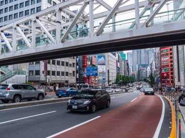 Shinjuku station Tokyo - Tokyo, Japonya - 17 Haziran 2018 sokak trafik